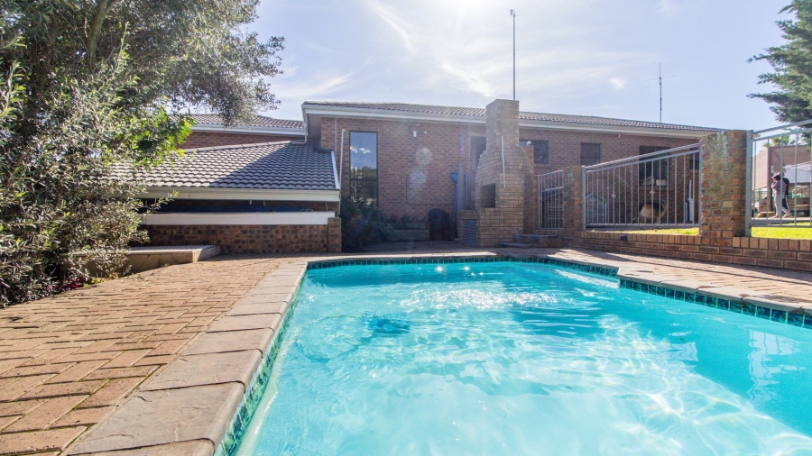 4 Bedroom Property for Sale in Middedorp Western Cape
